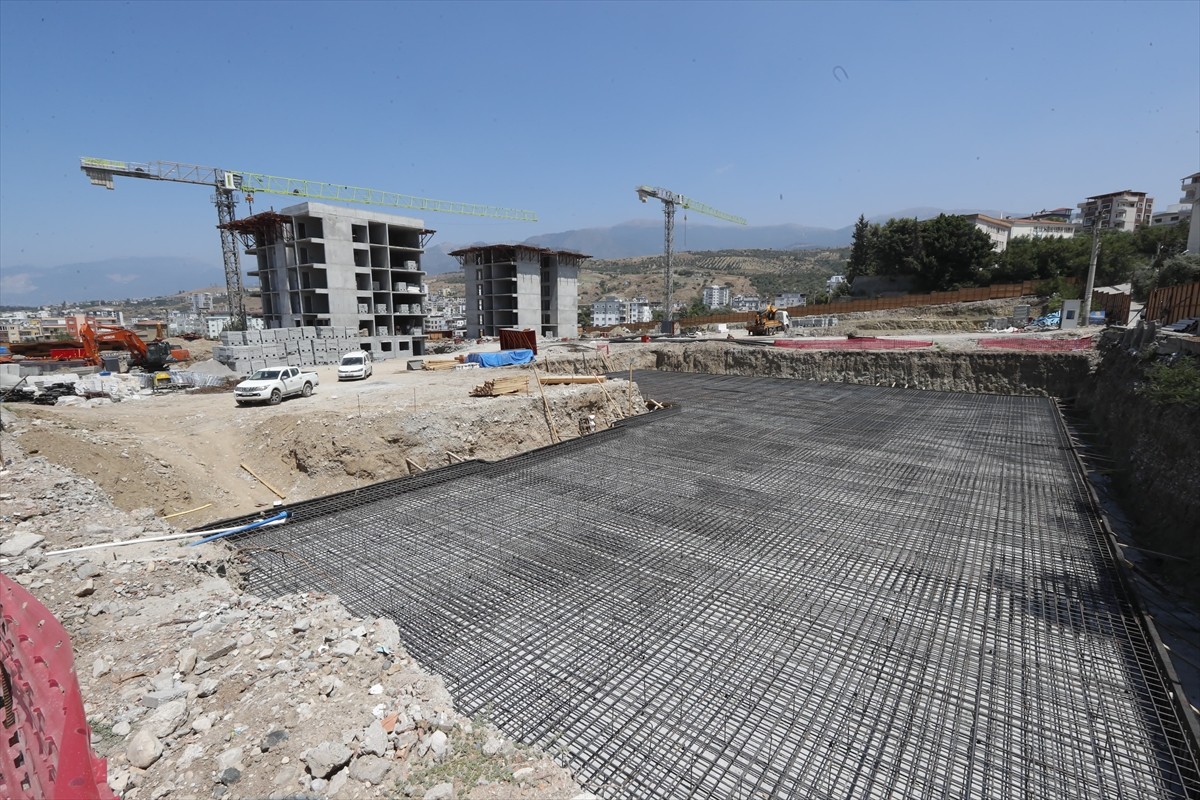 Hatay Valisi Mustafa Masatlı (sol 3), İskenderun ilçesinde yerinde kentsel dönüşüm projesi...