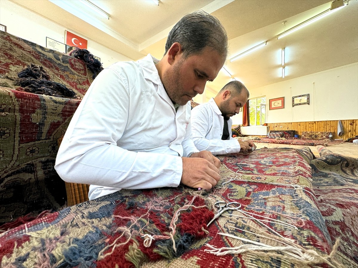 Hollanda'nın Lahey kentinde Uluslararası Adalet Divanı olarak hizmet veren Barış Sarayı'na Osmanlı...