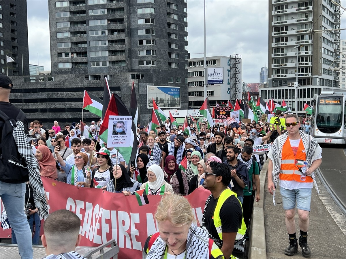 Hollanda'nın Rotterdam kentinde binlerce kişi, Filistin'e destek vermek amacıyla Schouwburg...