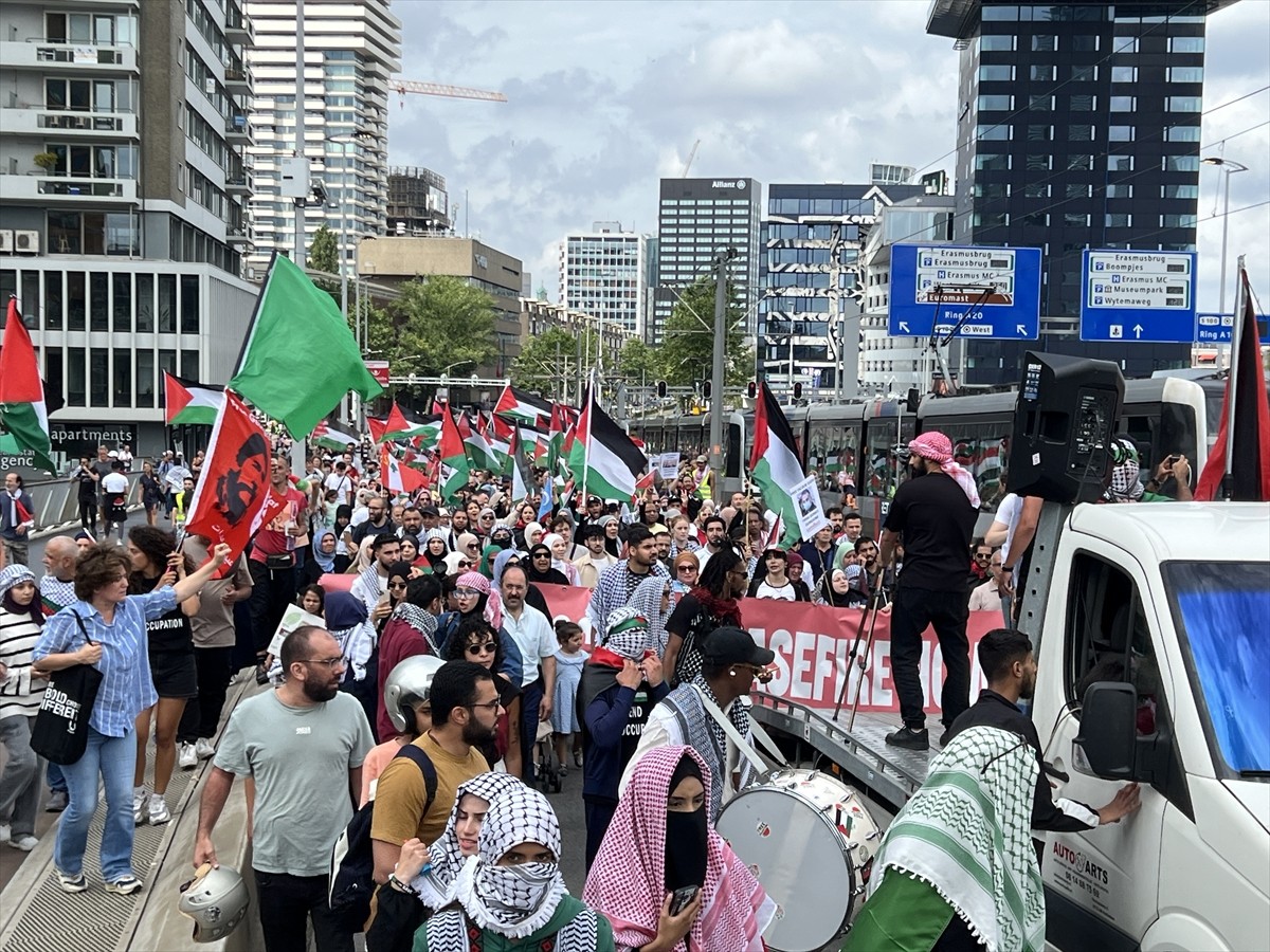 Hollanda'nın Rotterdam kentinde binlerce kişi, Filistin'e destek vermek amacıyla Schouwburg...