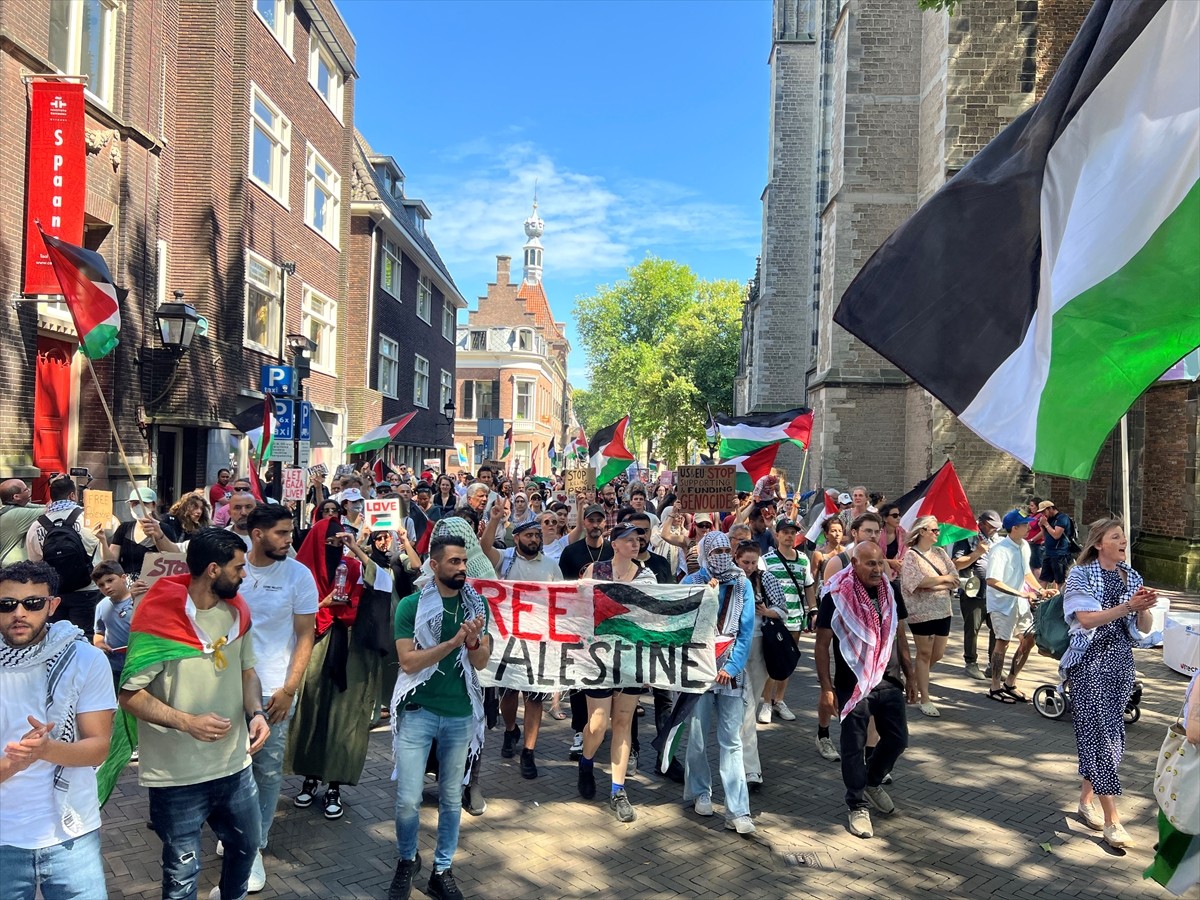 Hollanda'nın Utrecht kentinde yüzlerce kişi, Gazze'deki soykırımı protesto etmek ve Filistin'e...