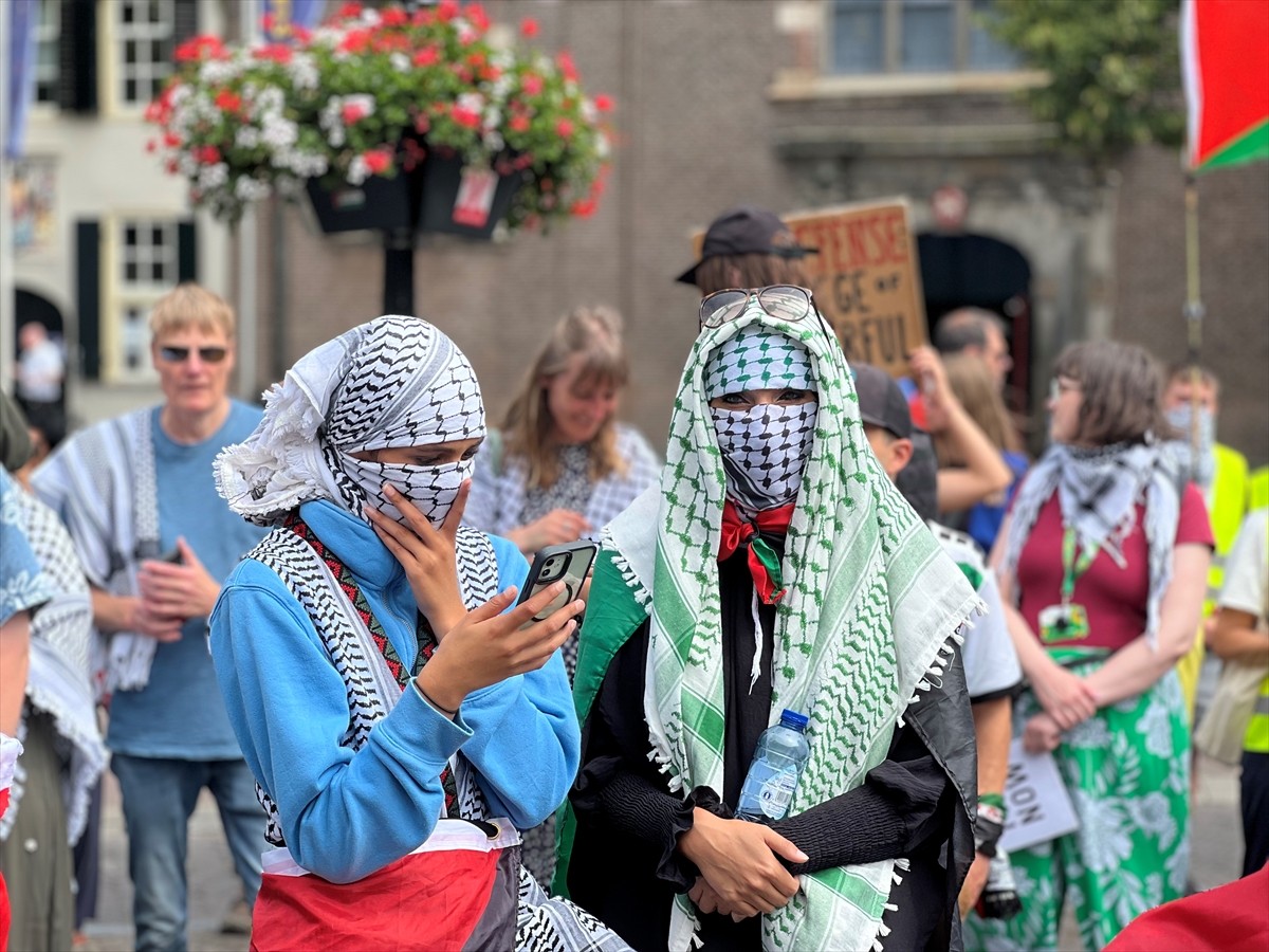 Hollanda'nın Utrecht kentinde yüzlerce kişi, Gazze'deki soykırımı protesto etmek ve Filistin'e...