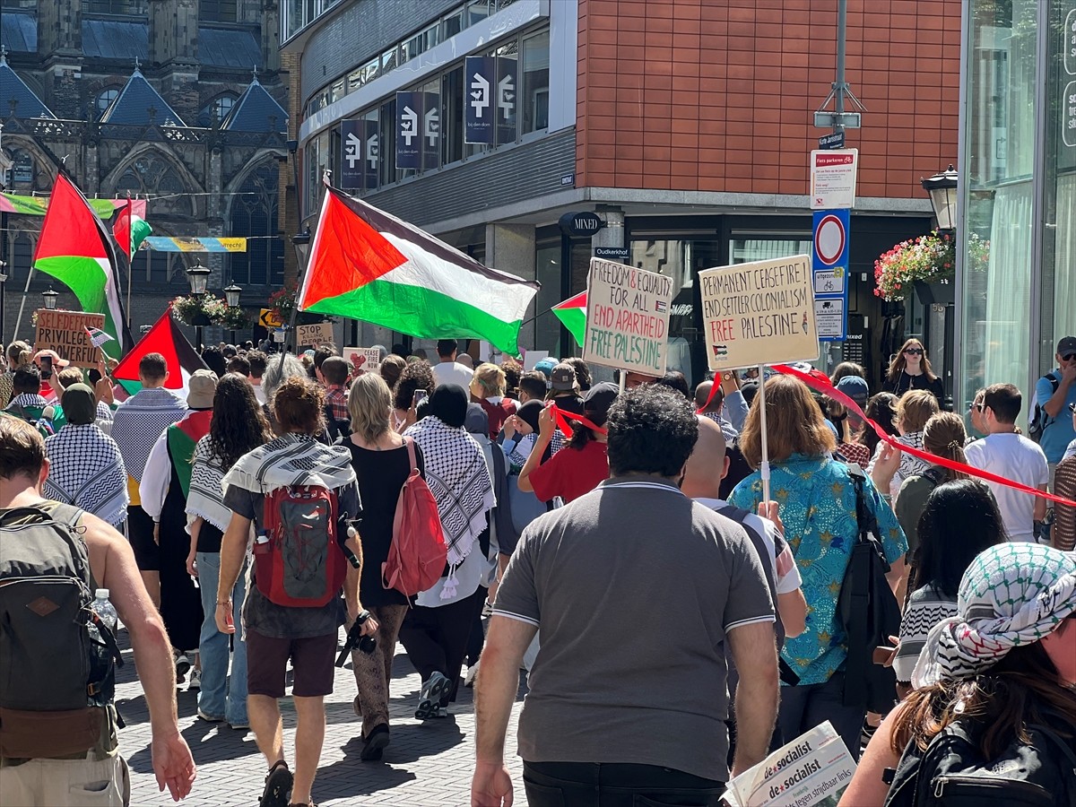 Hollanda'nın Utrecht kentinde yüzlerce kişi, Gazze'deki soykırımı protesto etmek ve Filistin'e...