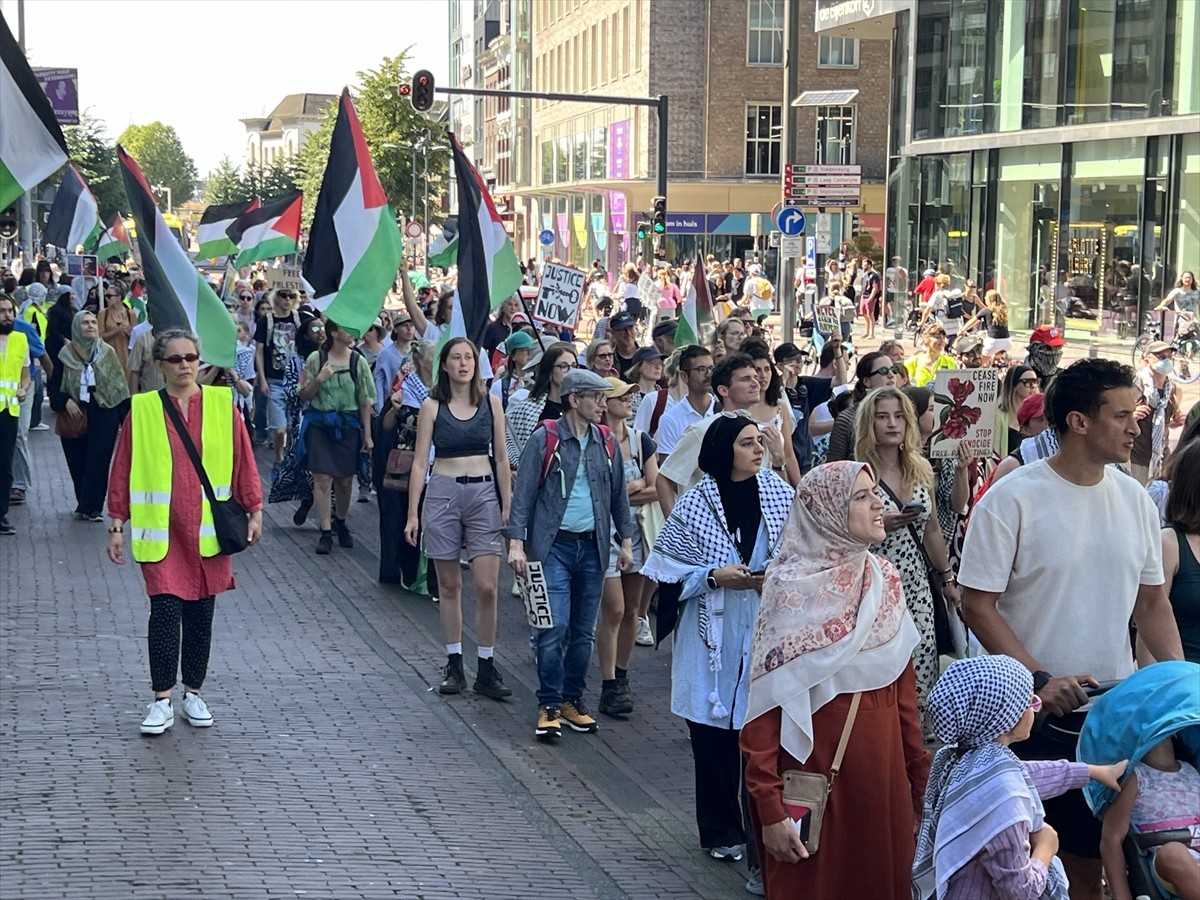 Hollanda'nın Utrecht kentinde yüzlerce kişi, Gazze'deki soykırımı protesto etmek ve Filistin'e...