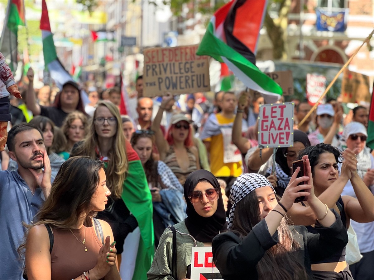 Hollanda'nın Utrecht kentinde yüzlerce kişi, Gazze'deki soykırımı protesto etmek ve Filistin'e...
