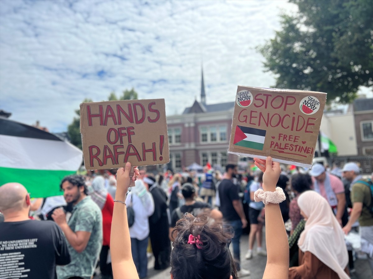 Hollanda'nın Utrecht kentinde yüzlerce kişi, Gazze'deki soykırımı protesto etmek ve Filistin'e...