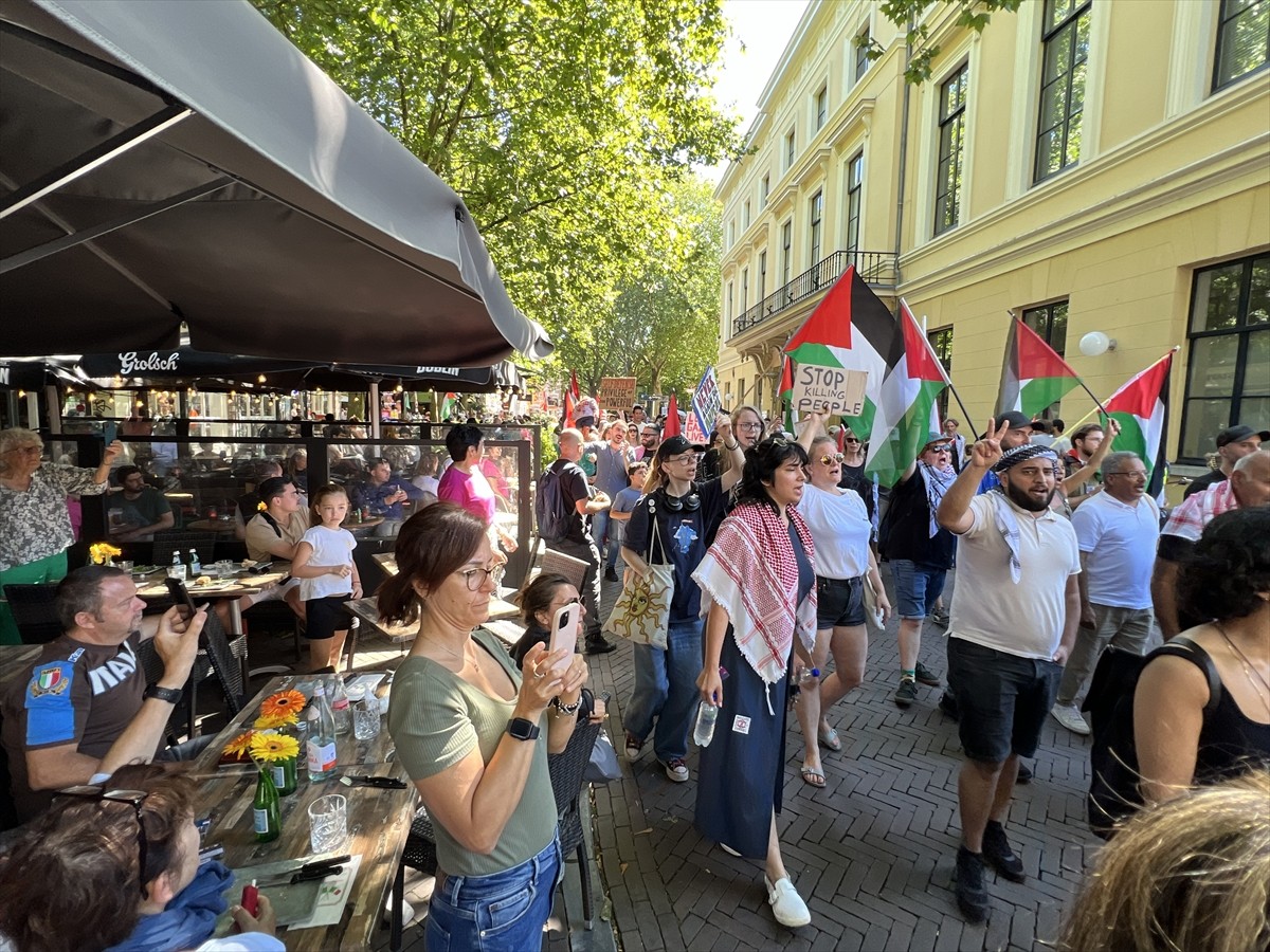 Hollanda'nın Utrecht kentinde yüzlerce kişi, Gazze'deki soykırımı protesto etmek ve Filistin'e...