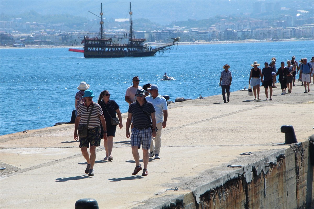 Hollanda bayraklı "Oosterdam" adlı kruvaziyer, Antalya'nın Alanya ilçesine geldi. Turistler...