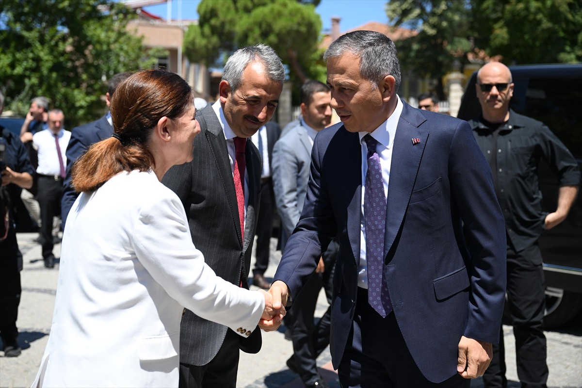 İçişleri Bakanı Ali Yerlikaya, çeşitli ziyaretlerde bulunmak üzere Edirne'ye geldi. Yerlikaya...