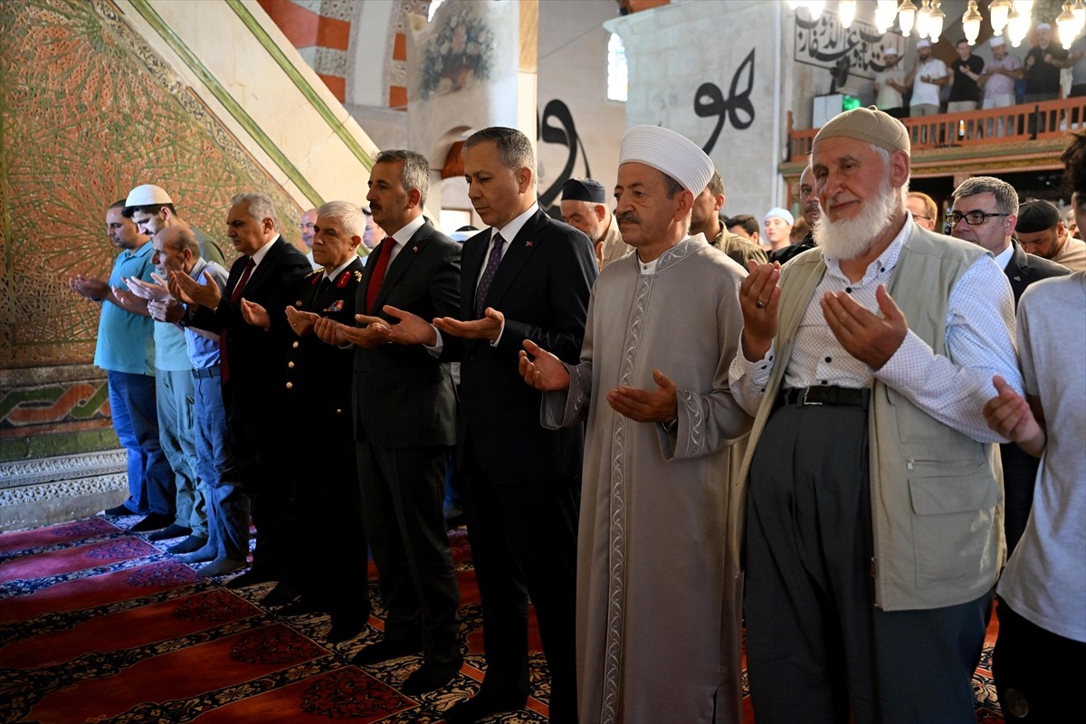 İçişleri Bakanı Ali Yerlikaya, çeşitli ziyaretlerde bulunmak üzere Edirne'ye geldi. Yerlikaya...