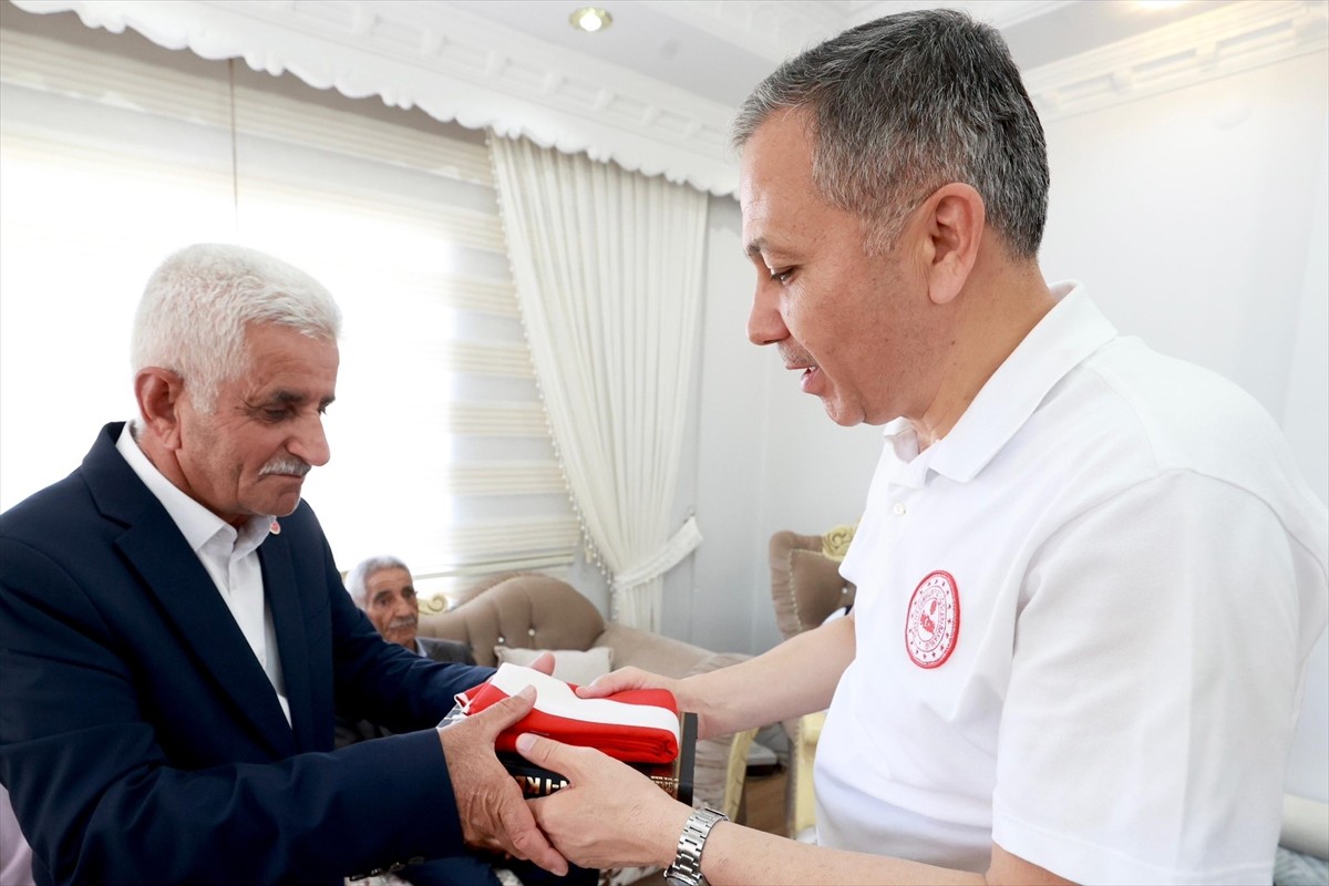 İçişleri Bakanı Ali Yerlikaya, Hakkari'nin Yüksekova ilçesindeki İkiyaka köyüne PKK'lı...