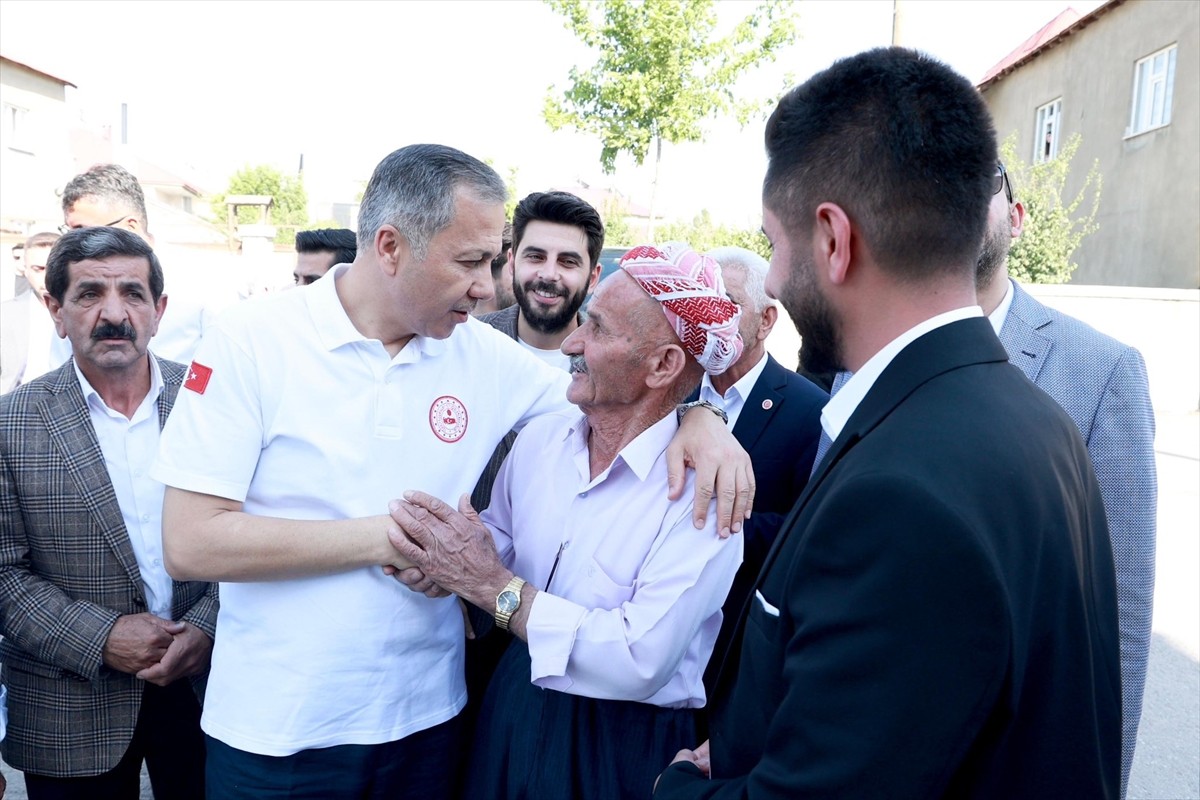 İçişleri Bakanı Ali Yerlikaya, Hakkari'nin Yüksekova ilçesindeki İkiyaka köyüne PKK'lı...