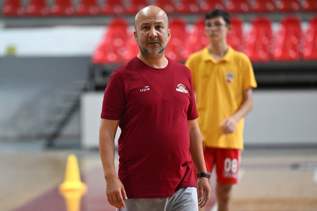 ING Kadınlar Basketbol Süper Ligi ekiplerinden Melikgazi Kayseri Basketbol'un Başantrenör Emre...