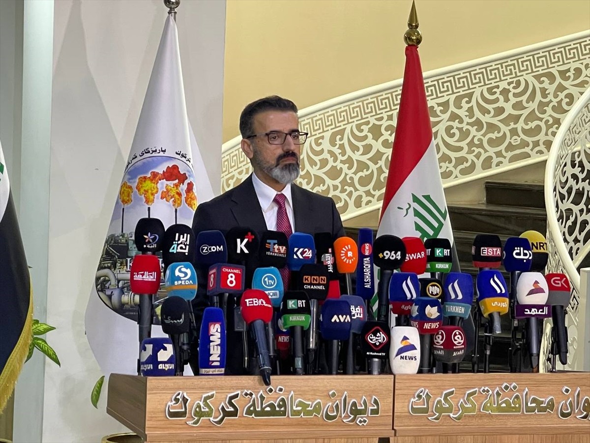 Irak'ta Kerkük Vilayet Meclisi'ndeki Türkmenler ve Kürdistan Demokrat Partisi (KDP) üyeleriyle bir...