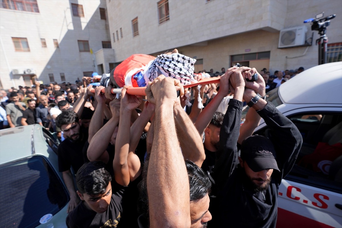 İsrail güçlerinin, işgal altındaki Batı Şeria'nın Tubas kentine düzenlediği baskında 1'i çocuk 4...