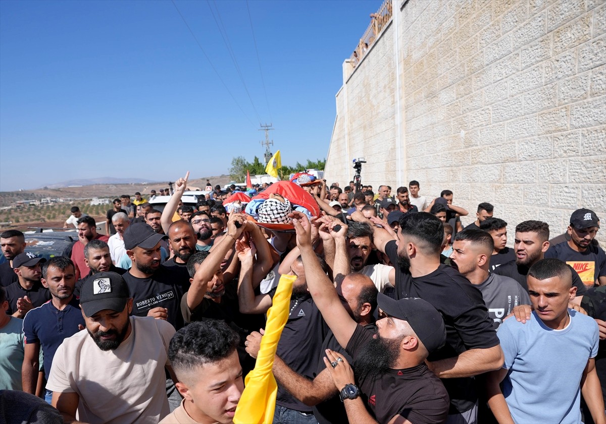 İsrail güçlerinin, işgal altındaki Batı Şeria'nın Tubas kentine düzenlediği baskında 1'i çocuk 4...