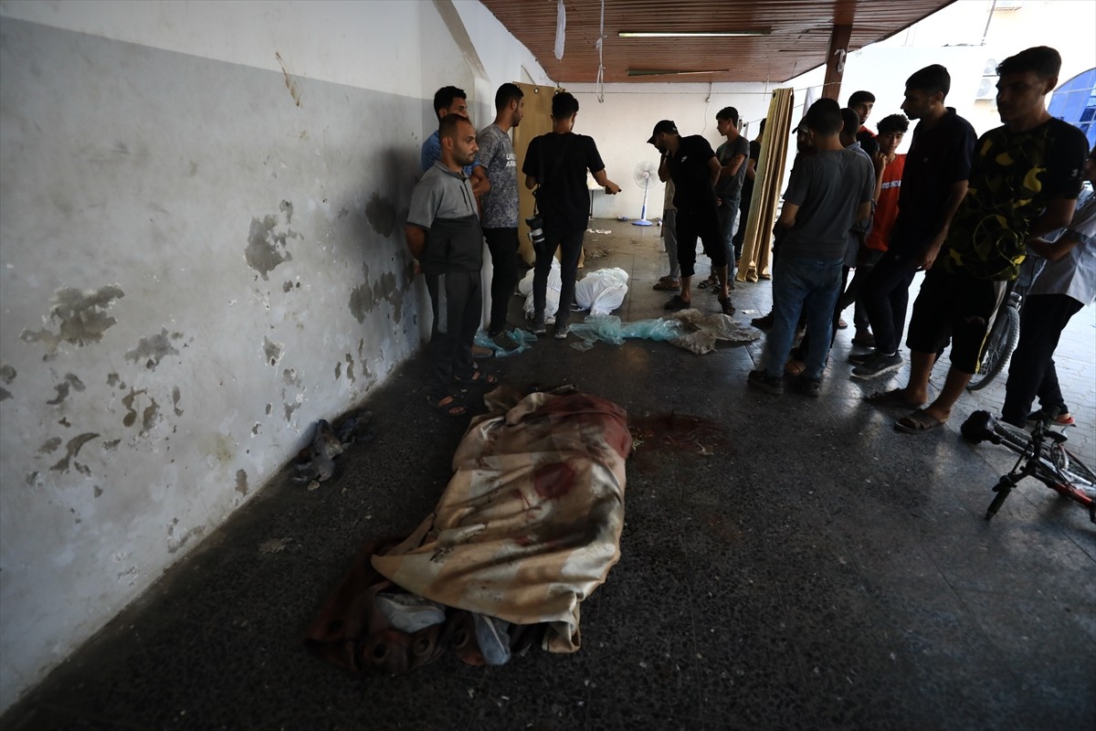 İsrail ordusu, Gazze kentinin doğusundaki Şucaiyye Mahallesi'nde bulunan Delal el-Mağribi okulunu...