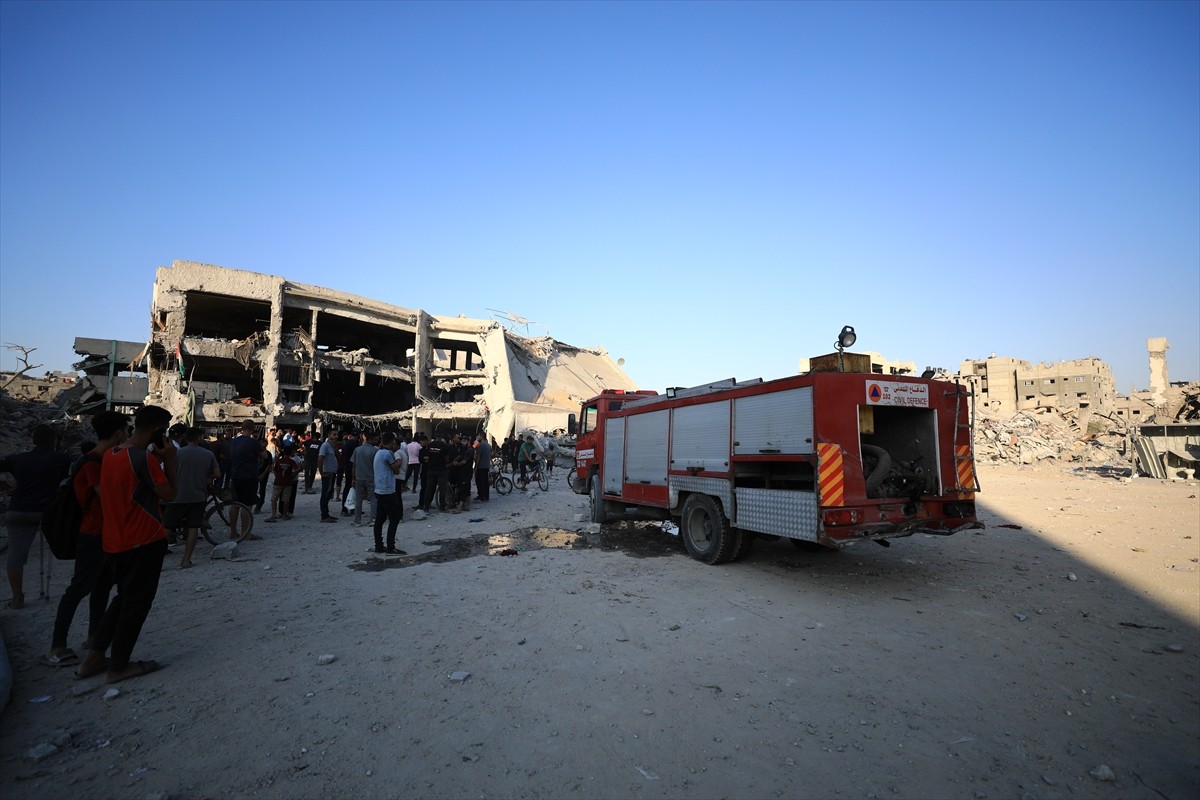 İsrail ordusu, Gazze kentinin doğusundaki Şucaiyye Mahallesi'nde bulunan Delal el-Mağribi okulunu...