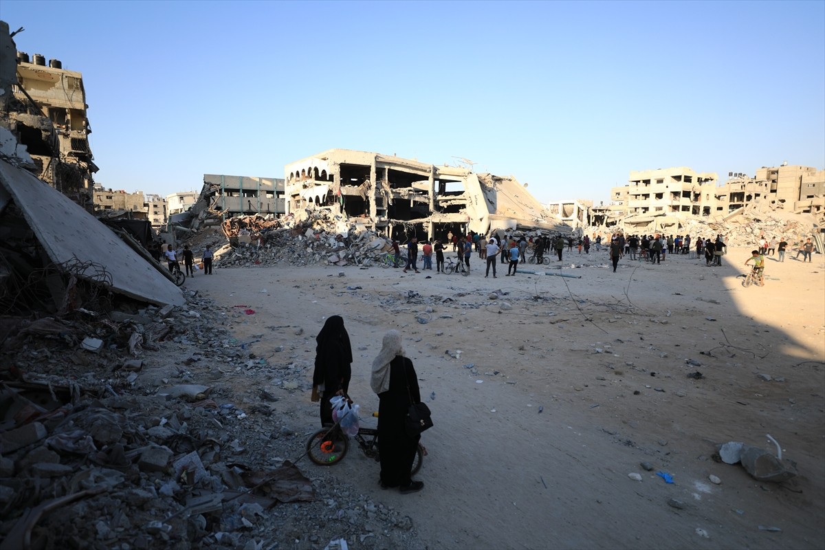 İsrail ordusu, Gazze kentinin doğusundaki Şucaiyye Mahallesi'nde bulunan Delal el-Mağribi okulunu...