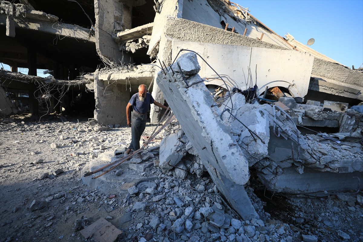 İsrail ordusu, Gazze kentinin doğusundaki Şucaiyye Mahallesi'nde bulunan Delal el-Mağribi okulunu...