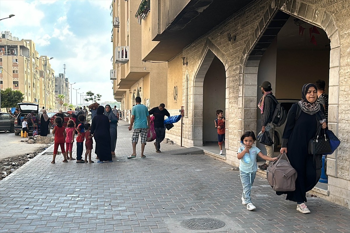 İsrail ordusu, Gazze Şeridi'nin güneyindeki Han Yunus kentindeki Hamad Kenti bölgesi, tahliye...