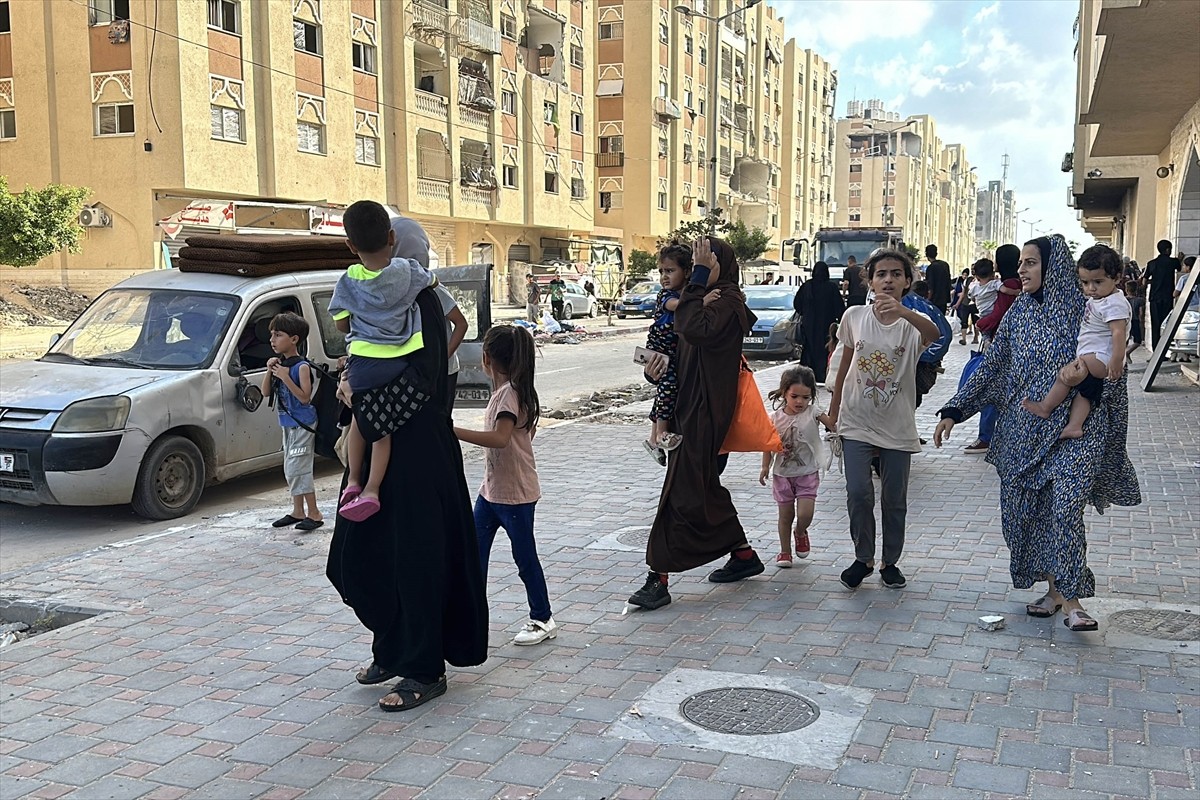 İsrail ordusu, Gazze Şeridi'nin güneyindeki Han Yunus kentindeki Hamad Kenti bölgesi, tahliye...