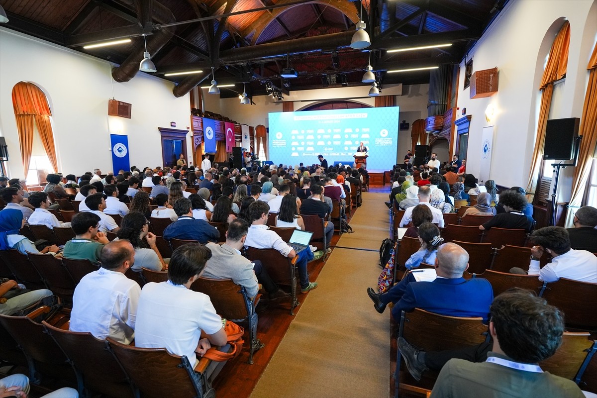 İstanbul'da Boğaziçi Üniversitesi Hukuk Fakültesince, Anadolu Ajansının (AA) Global İletişim...