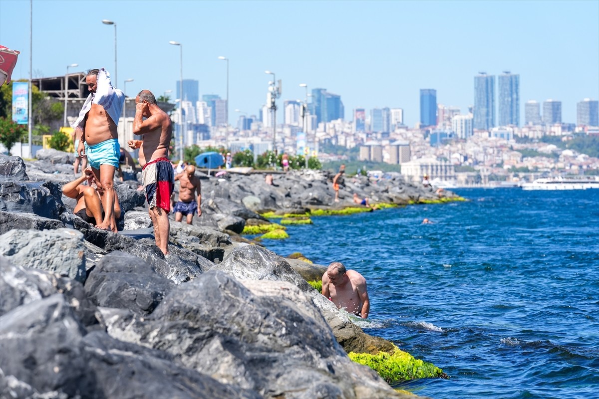 İstanbul'da sıcak havadan bunalanlar, serinlemek için sahil ve parkları tercih etti, denizde...