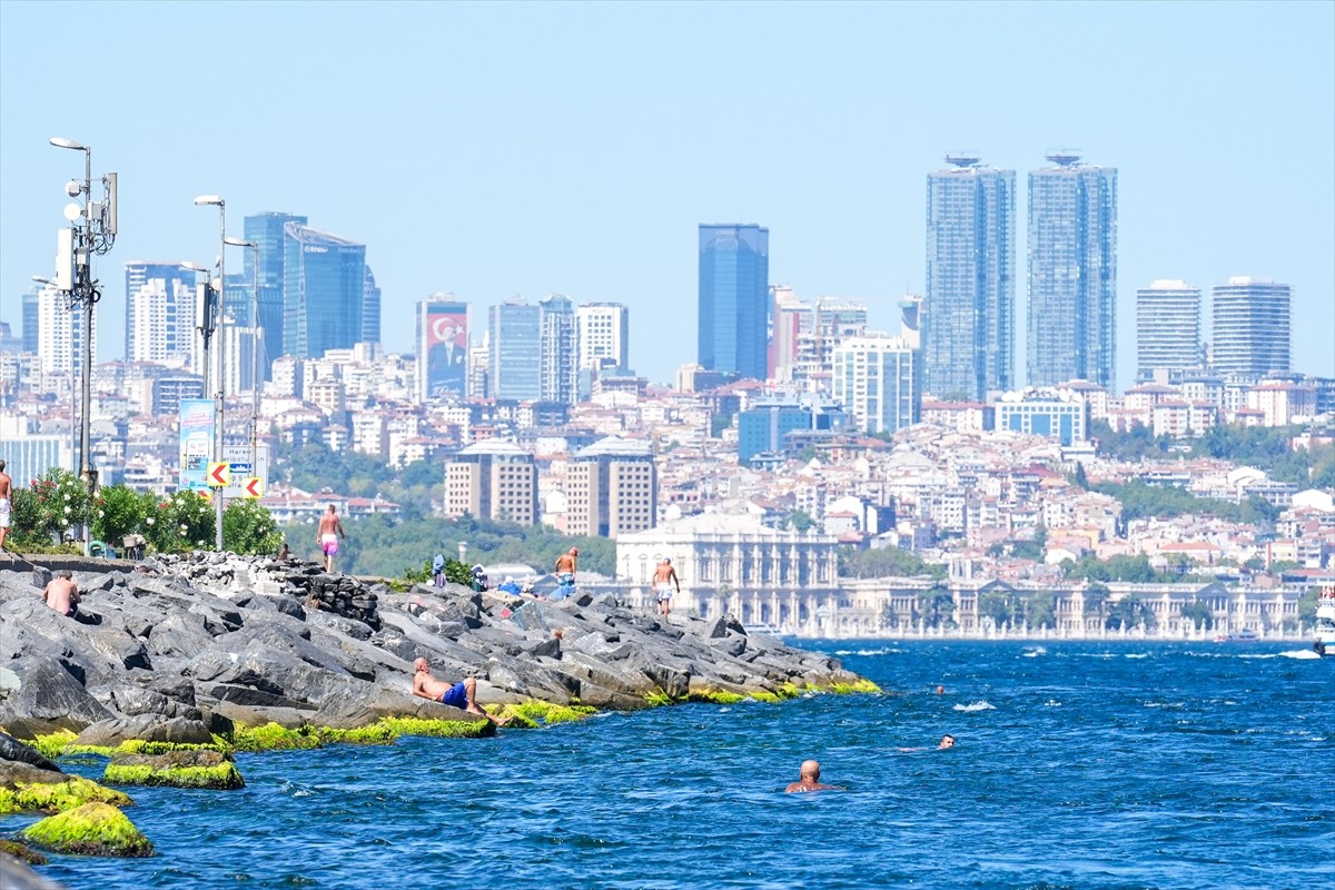 İstanbul'da sıcak havadan bunalanlar, serinlemek için sahil ve parkları tercih etti, denizde...