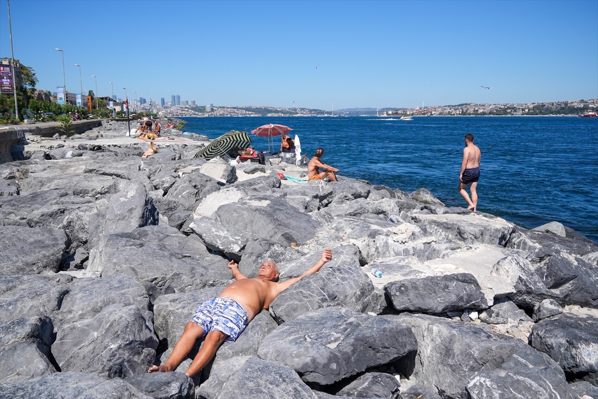 İstanbul'da sıcak havadan bunalanlar, serinlemek için sahil ve parkları tercih etti, denizde...