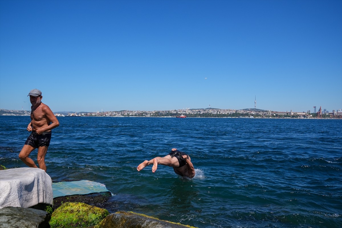 İstanbul'da sıcak havadan bunalanlar, serinlemek için sahil ve parkları tercih etti, denizde...