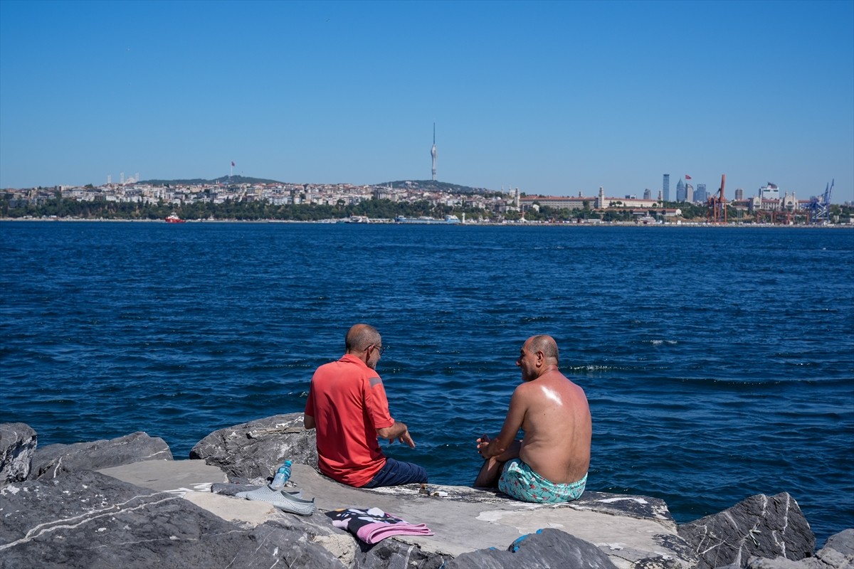 İstanbul'da sıcak havadan bunalanlar, serinlemek için sahil ve parkları tercih etti, denizde...