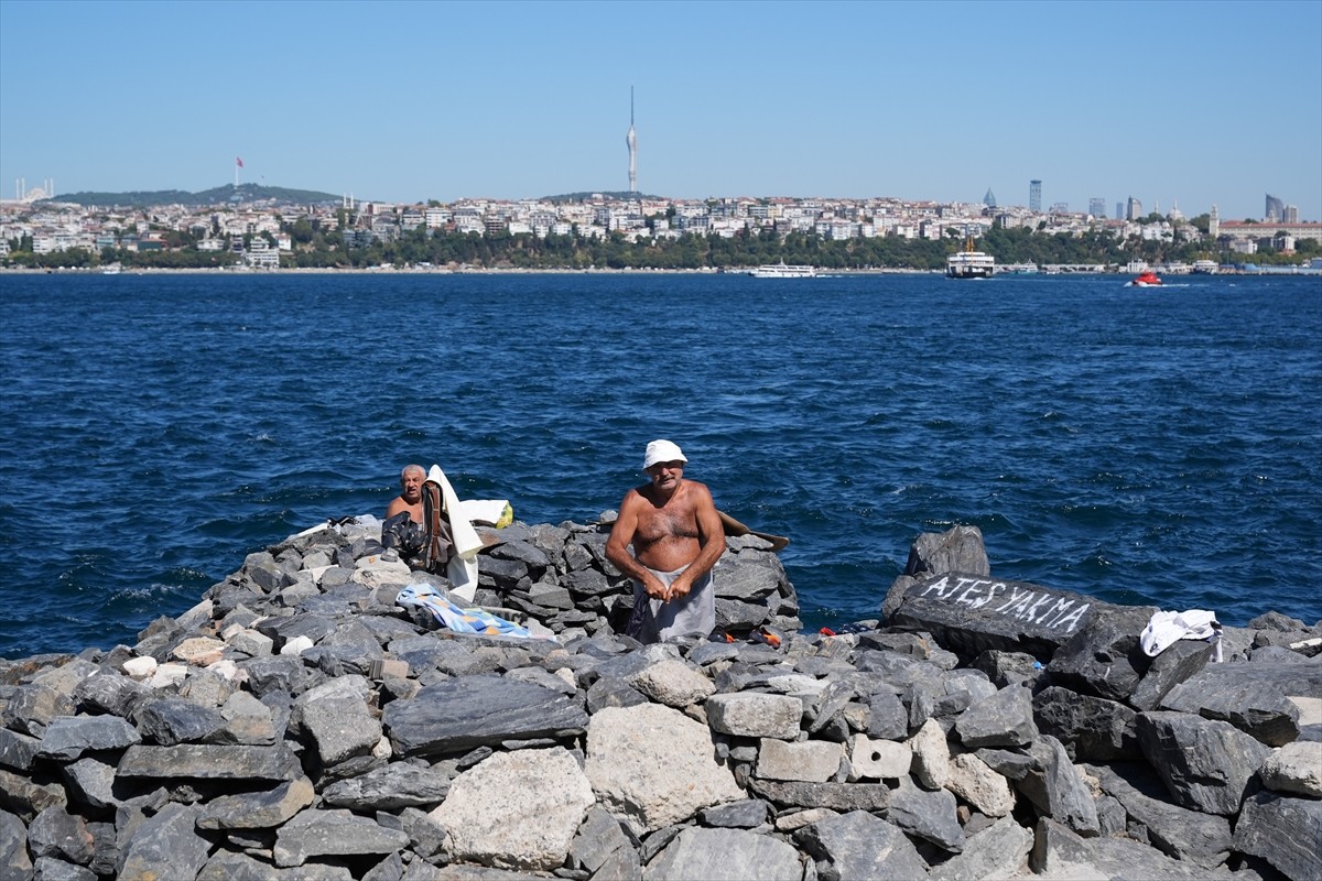 İstanbul'da sıcak havadan bunalanlar, serinlemek için sahil ve parkları tercih etti, denizde...