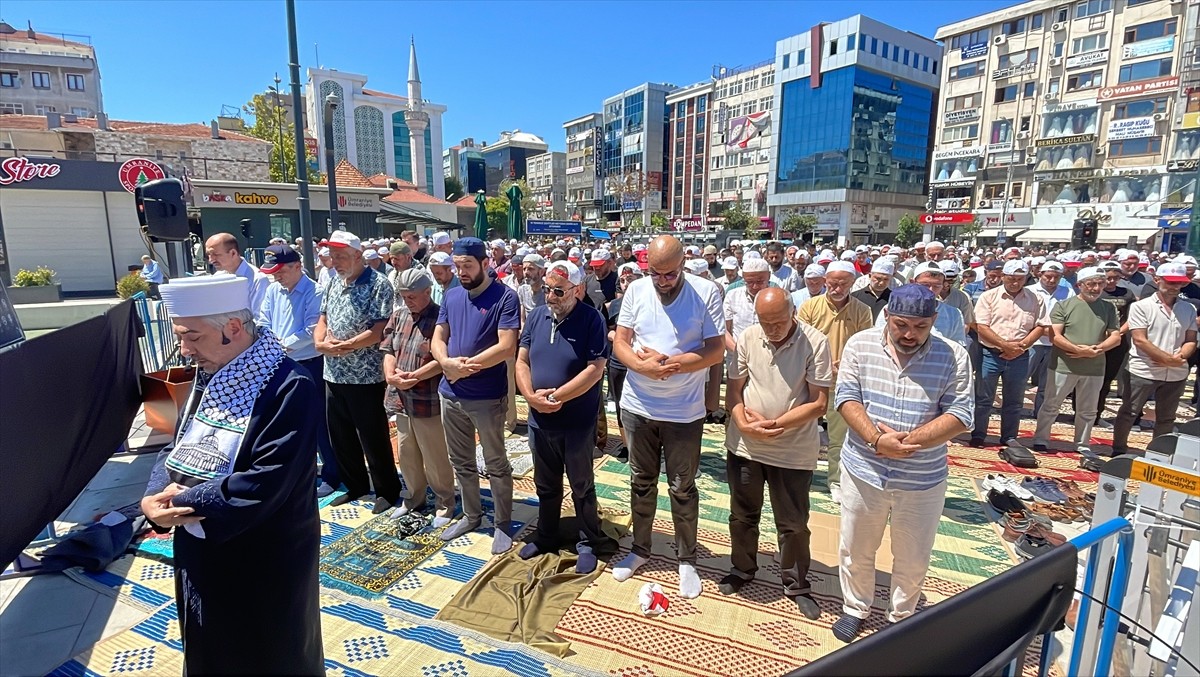 İstanbul'un Ümraniye ilçesinde, İran'ın başkenti Tahran'da suikasta uğrayan Hamas Siyasi Büro...