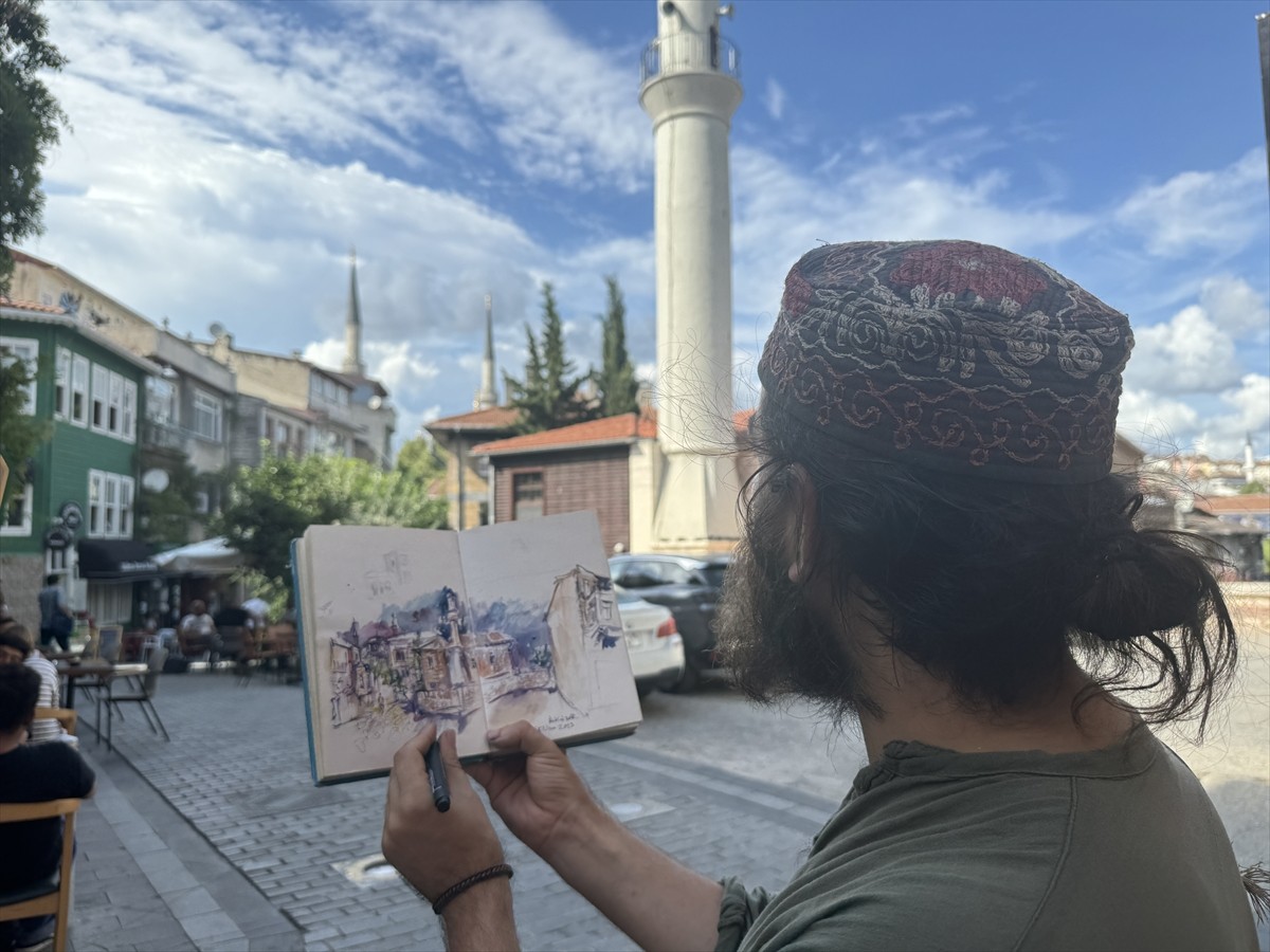 İstanbul başta olmak üzere birçok şehri gezerek sokakları resmeden genç ressam Faruk Erçetin, AA...