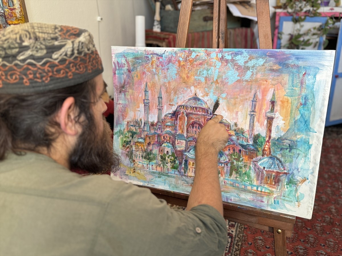 İstanbul başta olmak üzere birçok şehri gezerek sokakları resmeden genç ressam Faruk Erçetin, AA...