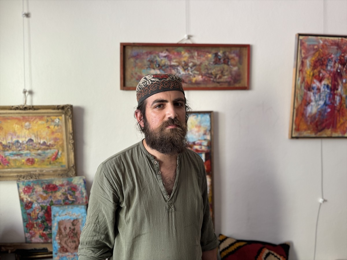 İstanbul başta olmak üzere birçok şehri gezerek sokakları resmeden genç ressam Faruk Erçetin, AA...