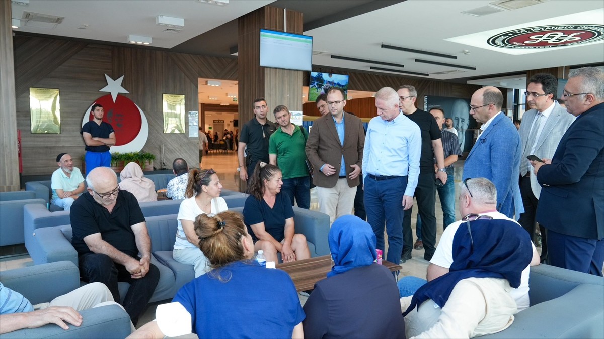 İstanbul Valisi Davut Gül (ortada), Prof. Dr. Murat Dilmener Acil Durum Hastanesi'nde...