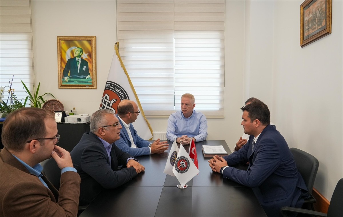 İstanbul Valisi Davut Gül (ortada), Prof. Dr. Murat Dilmener Acil Durum Hastanesi'nde...