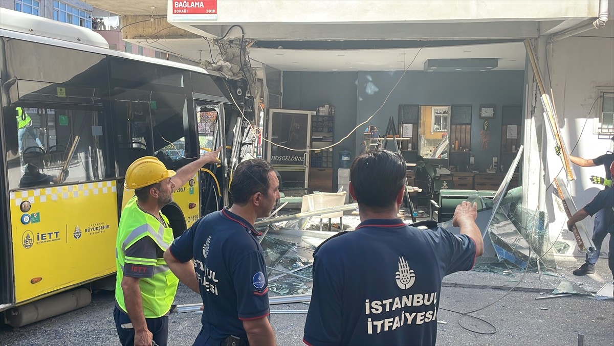 İstanbul Valisi Davut Gül (sağda), Pendik'te İETT otobüsünün çarptığı binanın bulunduğu yerde...