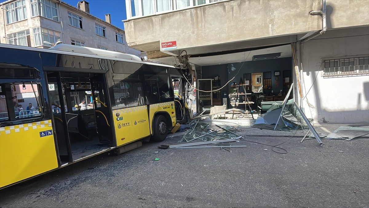 İstanbul Valisi Davut Gül (sağda), Pendik'te İETT otobüsünün çarptığı binanın bulunduğu yerde...