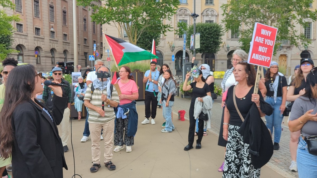 İsveç'in başkenti Stockholm'de Dışişleri Bakanlığı önünde toplanan Filistin destekçisi grup...