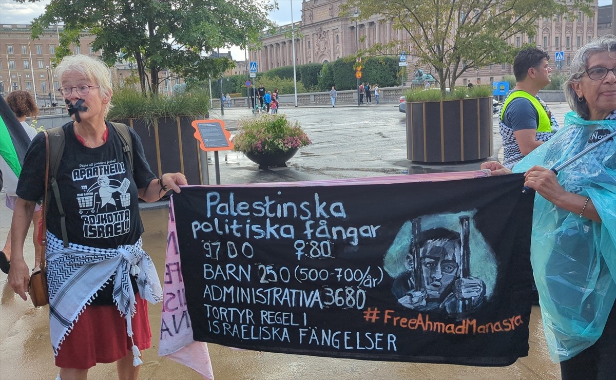 İsveç'in başkenti Stockholm'de Dışişleri Bakanlığı önünde toplanan Filistin destekçisi grup...