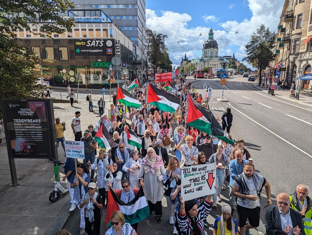 İsveç'in başkenti Stockholm'de İsrail'in saldırıları altındaki Gazze'ye destek gösterisi yapıldı....