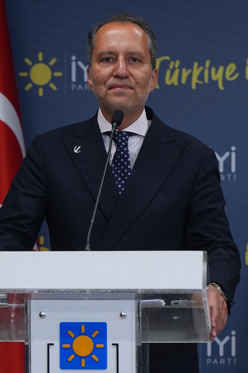 ⁠İYİ Parti Genel Başkanı Müsavat Dervişoğlu (sağda), Yeniden Refah Partisi Genel Başkanı Fatih...