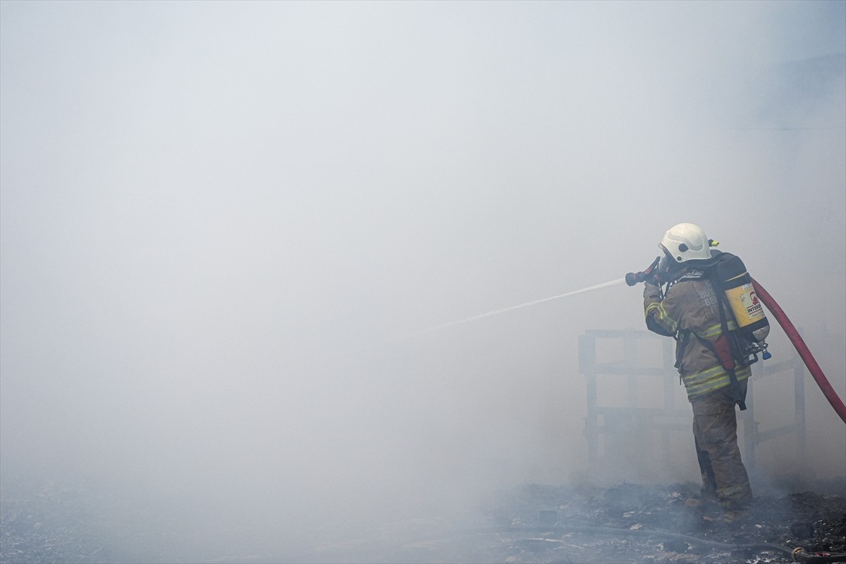 İzmir'in Bornova ilçesinde, sanayi sitesinde çıkan yangın ekiplerin müdahalesiyle kontrol altına...