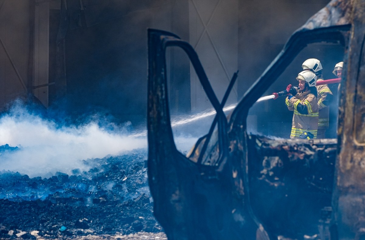 İzmir'in Bornova ilçesinde, sanayi sitesinde çıkan yangın ekiplerin müdahalesiyle kontrol altına...
