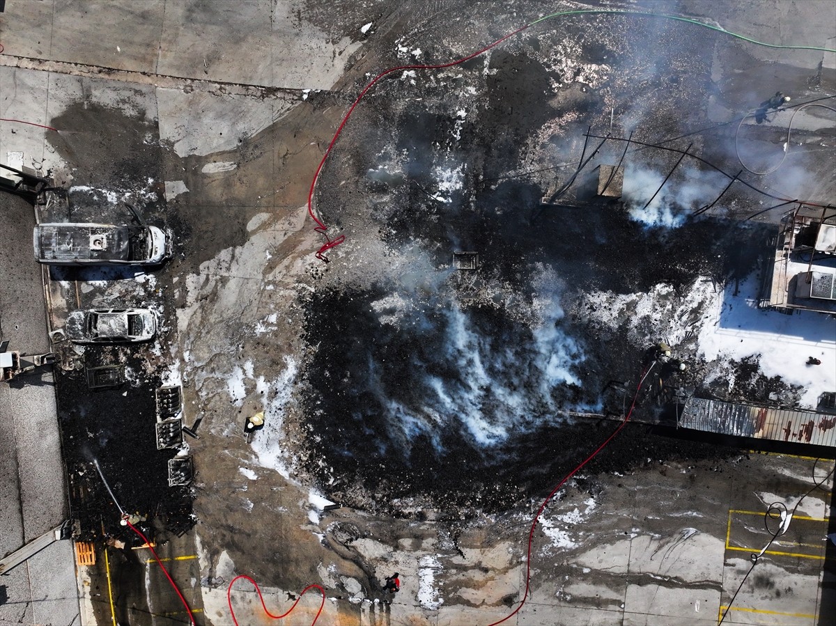 İzmir'in Bornova ilçesinde, sanayi sitesinde çıkan yangın ekiplerin müdahalesiyle kontrol altına...