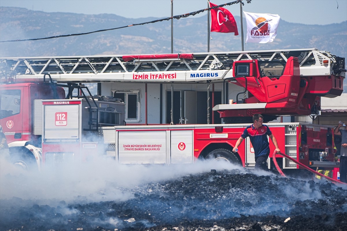 İzmir'in Bornova ilçesinde, sanayi sitesinde çıkan yangın ekiplerin müdahalesiyle kontrol altına...