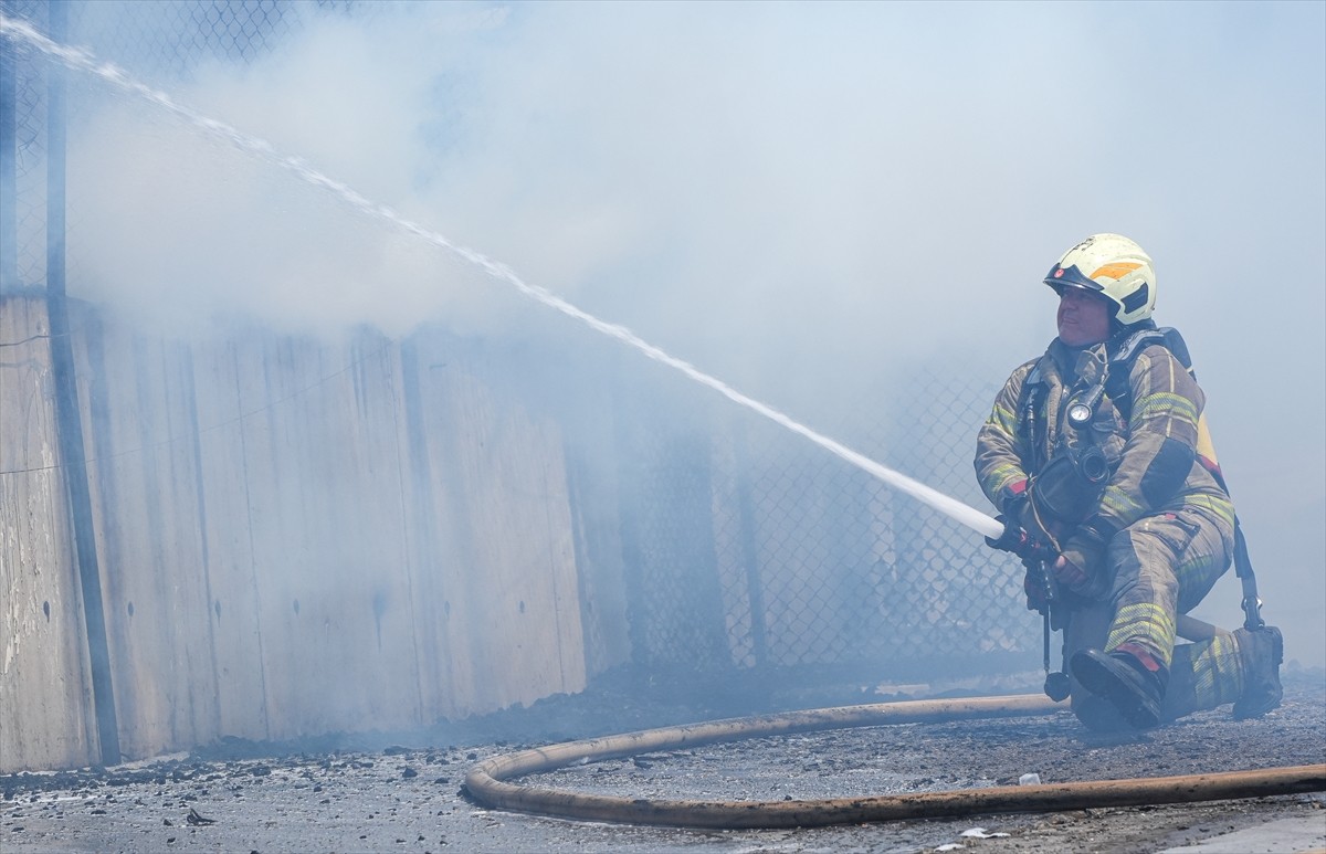 İzmir'in Bornova ilçesinde, sanayi sitesinde çıkan yangın ekiplerin müdahalesiyle kontrol altına...
